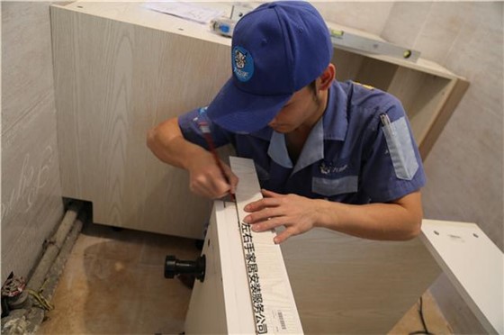 安裝櫥柜拉籃的正確步驟是這樣的！