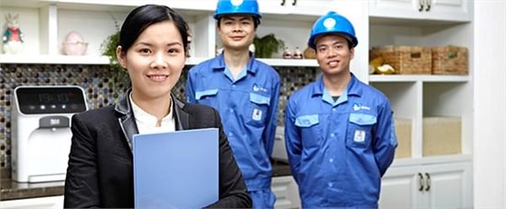 左右手家具保養(yǎng)師傅到客戶(hù)家給客戶(hù)講解家具保養(yǎng)知識(shí)