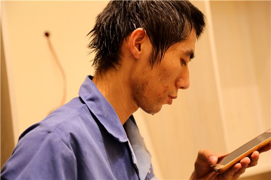 左右手家具安裝師傅頭發(fā)像剛從水里面出來，汗水不間斷的從頭發(fā)上流下來