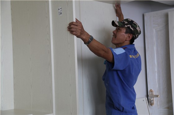 左右手家具安裝師傅為了高質(zhì)量的完成安裝，絕不能放過任何一個不足。