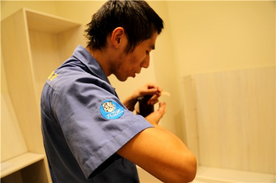 左右手家居安裝師傅手指受傷，用創(chuàng)可貼包扎