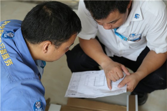 家具維修現(xiàn)場，家具維修工與管理者正在探討維修問題