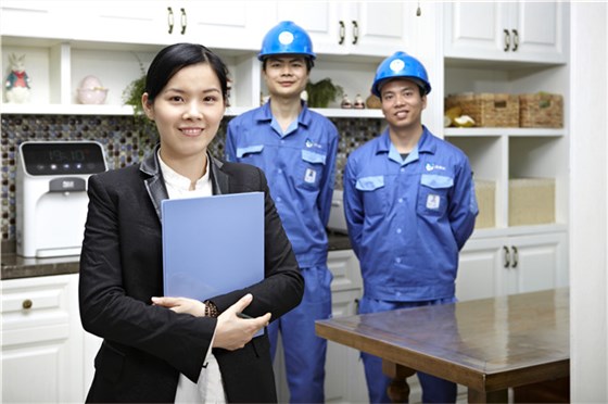 左右手家具安裝服務(wù)平臺的管理者在客戶家檢查安裝情況