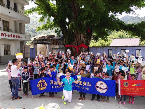 左右手領(lǐng)導與獅子會成員捐書現(xiàn)場