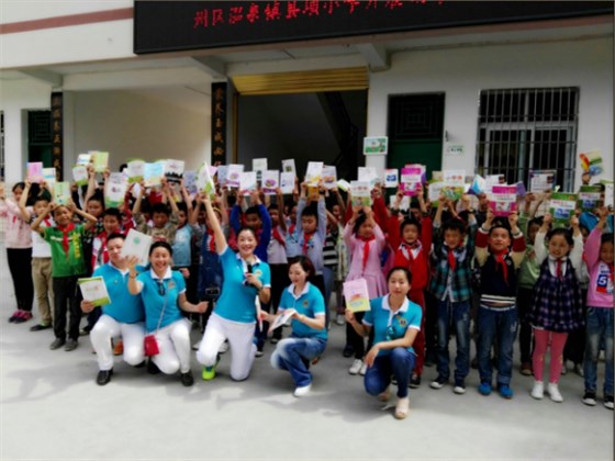 左右手領(lǐng)導與獅子會成員捐書現(xiàn)場