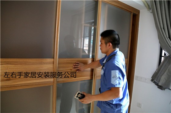 衣柜安裝師傅在檢查衣柜推拉門(mén)
