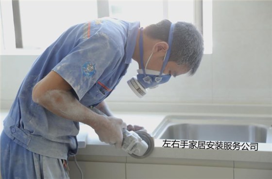 正在安裝臺(tái)面的安裝師傅 