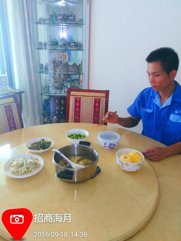 業(yè)主為表達(dá)感謝，請(qǐng)家具安裝師傅在家吃飯