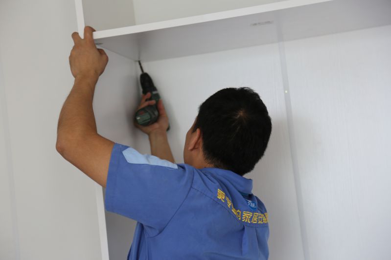 為這樣的左右手安裝師傅點贊，你服嗎？