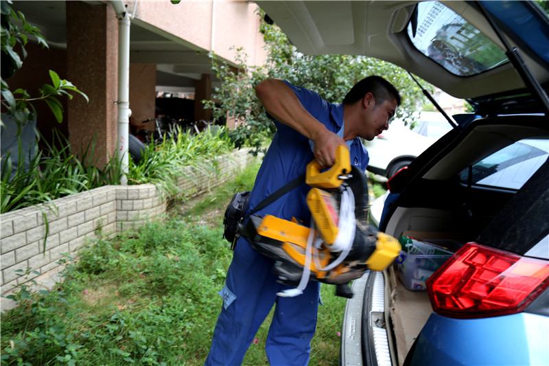 安裝師傅將工具搬上車，準(zhǔn)備去到下一個業(yè)主家