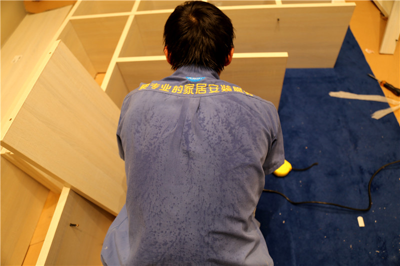 家具安裝師傅汗流浹背也不休息，只為客戶的囑托