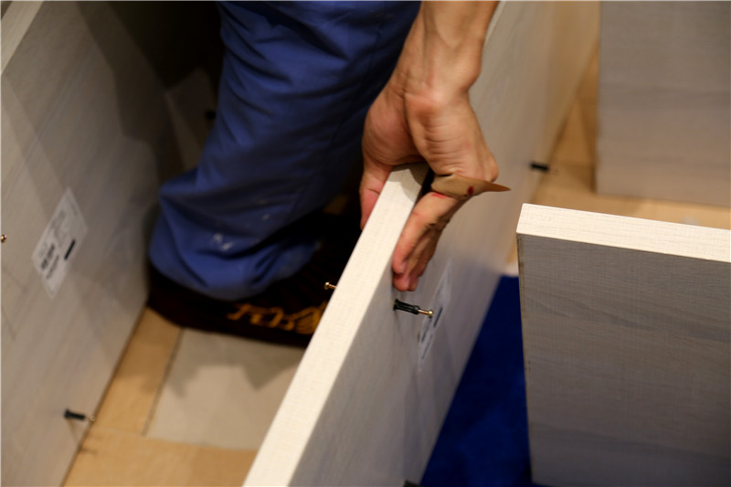 左右手家具安裝師傅為了保質保量的完成用戶的托付，輕傷不下火線