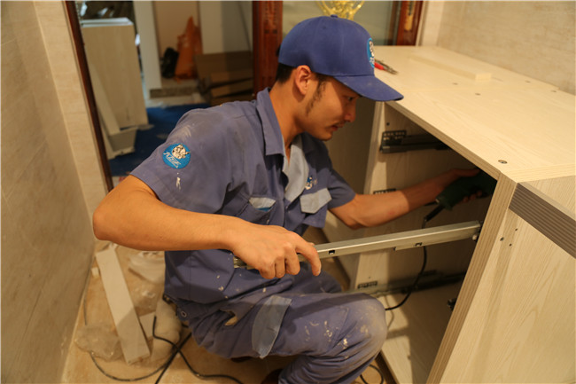 實(shí)木家具開裂，看看家具維修師傅怎么說