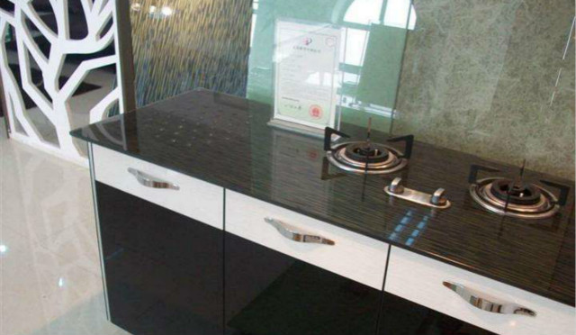 玻璃櫥柜臺(tái)面好不好，用玻璃做櫥柜臺(tái)面有哪些利弊？