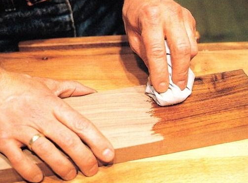 環(huán)保小知識(shí)：實(shí)木家具上漆時(shí)，木蠟油真比水性漆環(huán)保嗎？