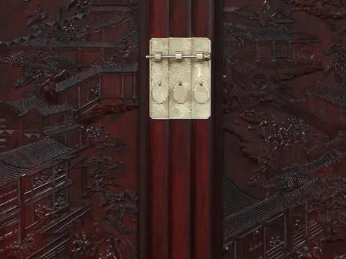 手工木工雕刻紅木家具，體現(xiàn)雕刻藝術(shù)的獨(dú)特魅力