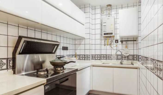 實木烤漆柜門：定制櫥柜門板的材質(zhì)應(yīng)該選什么，吸塑的還是烤漆的？