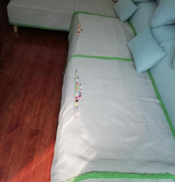 特種繡花制版：手工繡花沙發(fā)墊！