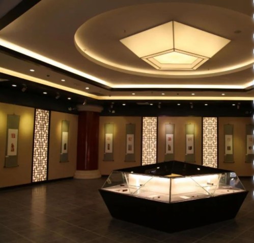 客廳立式展示柜，現(xiàn)代中式展示柜該如何設(shè)計(jì)？