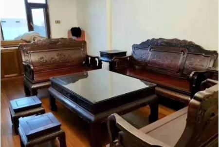 紅木的種類知識：紅木茶幾上需要放玻璃嗎？