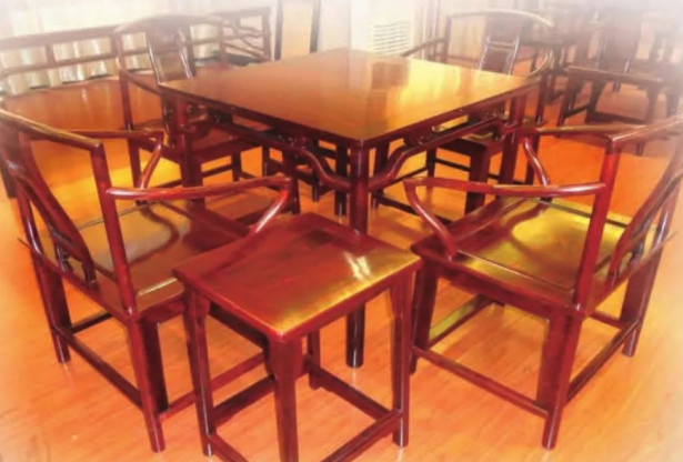 簡約風格家裝的特點：現(xiàn)代簡約風格中家具的搭配有什么技巧？