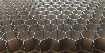 木紋鋁扣板廠家：網(wǎng)紅蜂窩鋁大板能否取代傳統(tǒng)鋁扣板？