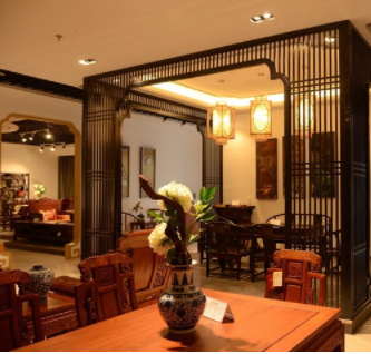 紅木家俱知識：客廳里紅木家具配什么樣的燈好？