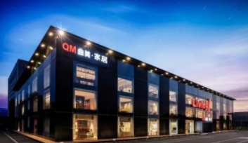 曲美現代實木家具：曲美家居全屋定制在業(yè)內排名第幾？曲美家居加盟費多少錢？