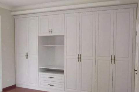 整體衣柜加盟：木工打制衣柜和定制衣柜哪個貴？