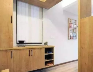 玄關(guān)設(shè)計(jì)效果圖：洗漱臺(tái)玄關(guān)的處理很實(shí)用，原木風(fēng)很舒心