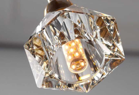 家裝案例知識(shí)：家裝客廳吊燈選什么材質(zhì)的好呢？