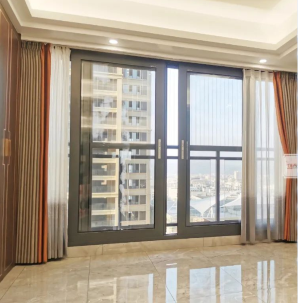 歐式窗簾布藝：客廳與陽(yáng)臺(tái)連在一起，窗簾怎么安裝才好看?