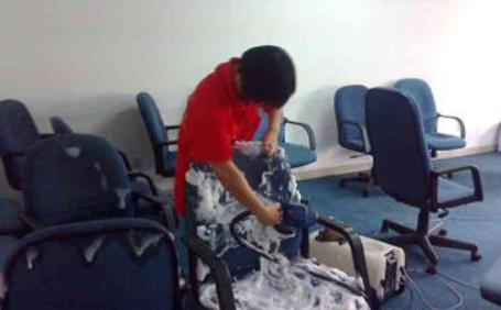 【折疊椅子爆炸】如何深層次的清潔椅子呢？椅子爆炸是什么原因造成的？